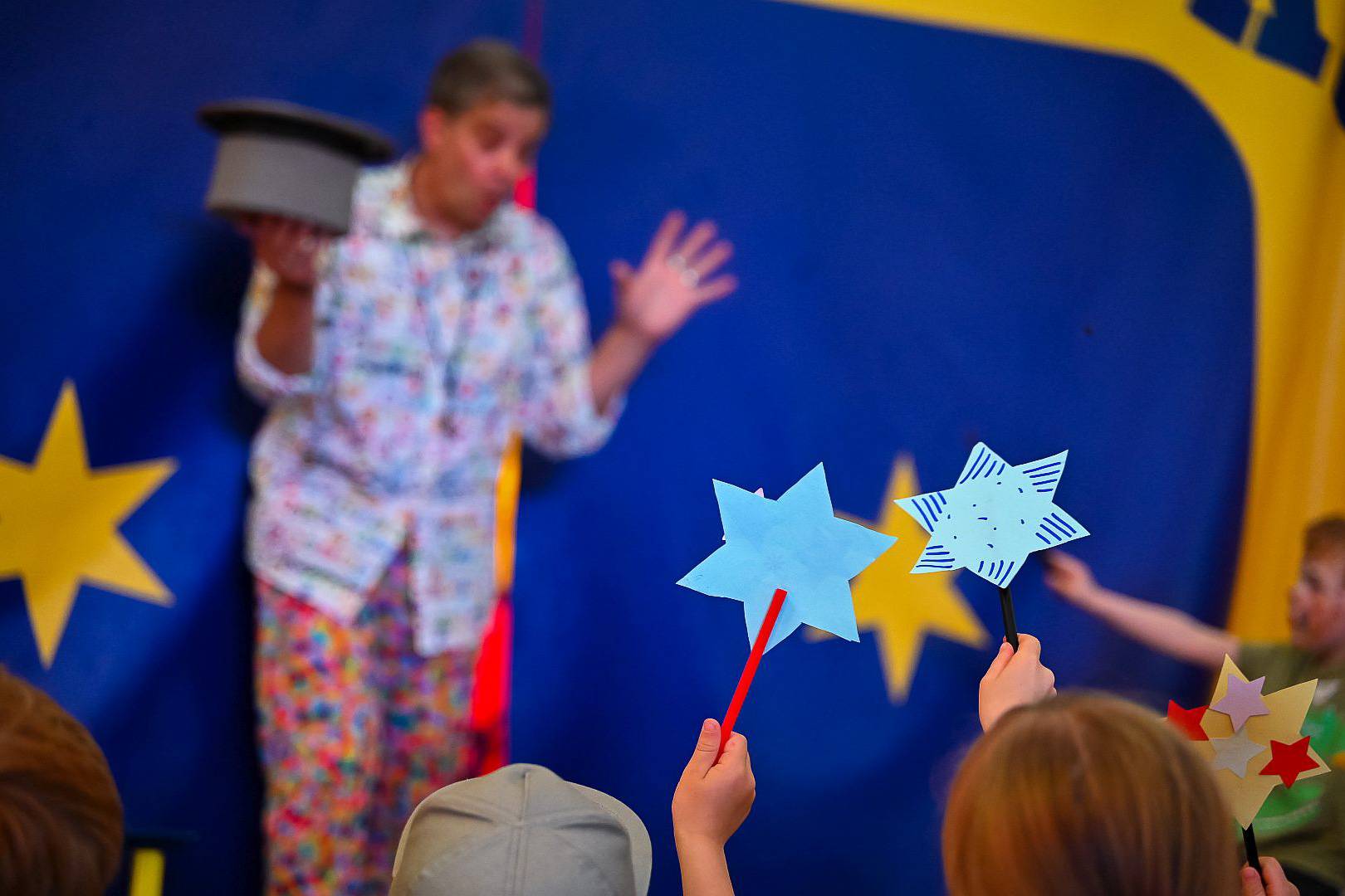 Hoteleigenes Zirkuszelt mit Zaubershows für Kinder im Familienurlaub