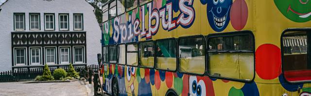 bunter Spielbus des Hotel Borchards Rookhus