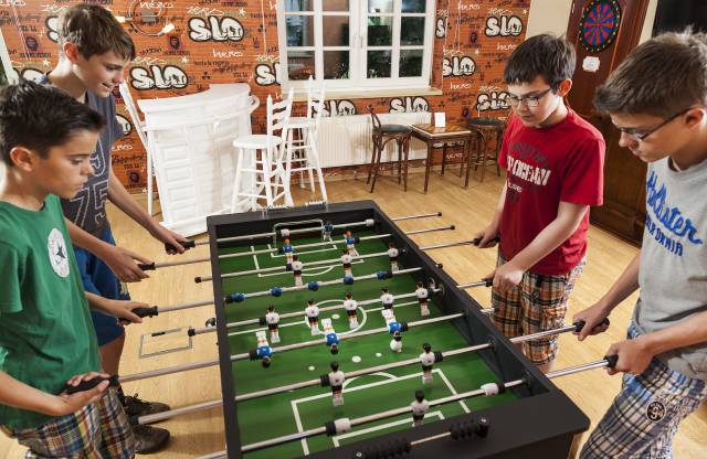 Kinder am Tischkicker im Teensclub