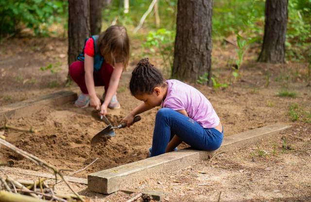Mädchen bei archäologischen Ausgrabungen