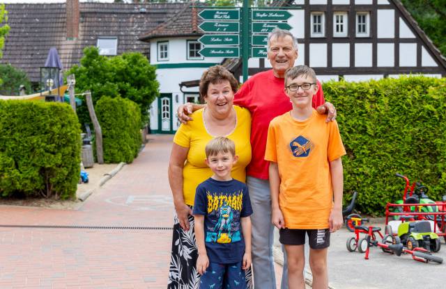 Großeltern mit Kindern beim gemeinsamen Mehrgenerationenurlaub im Rookhus