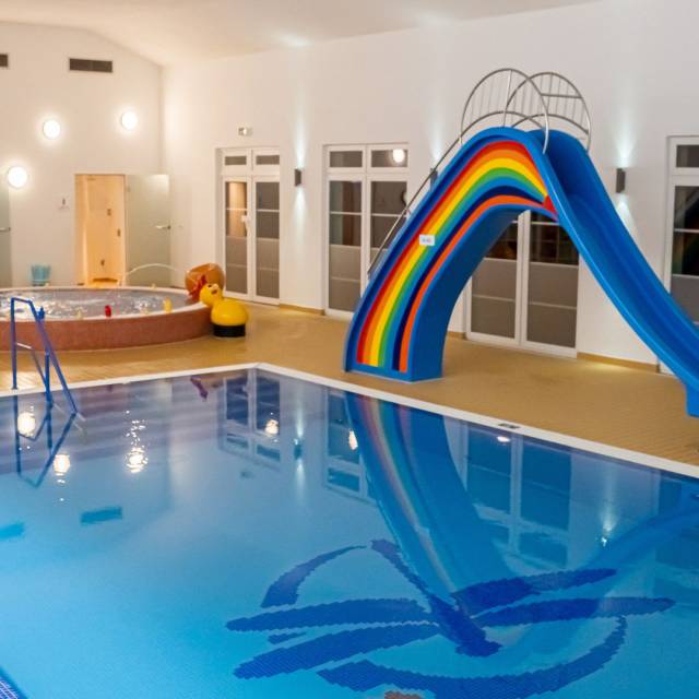 Schwimmbad mit Blick auf Pool, Rutsche und Babybecken im Borchards Rookhus