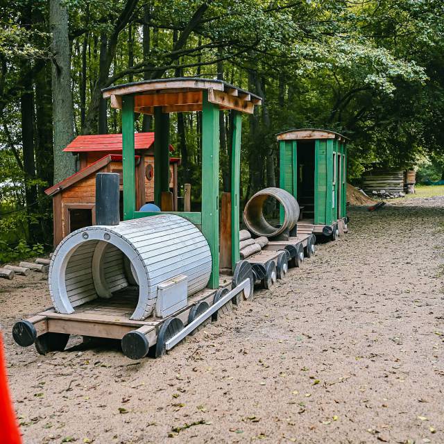 Am Spielplatz ein Westernzug aus Holz auf dem gespielt werden kann