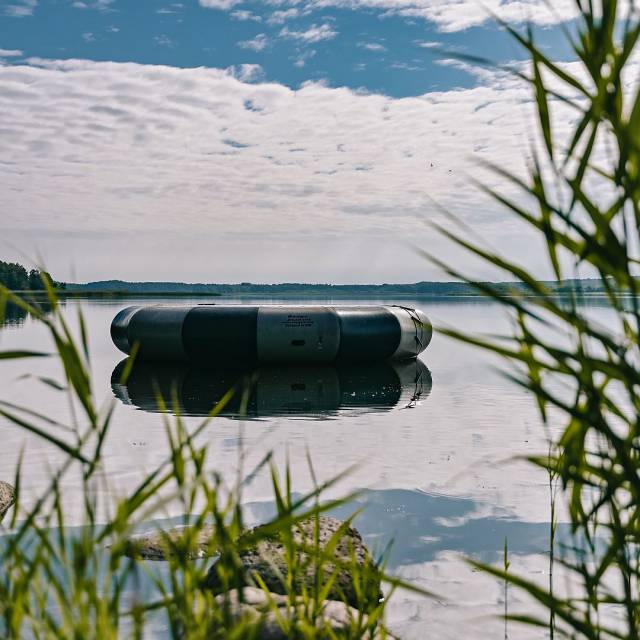 Wassertrampolin auf großem Labussee