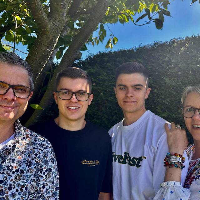 Familienbild der Gastgeberfamilie mit Söhnen