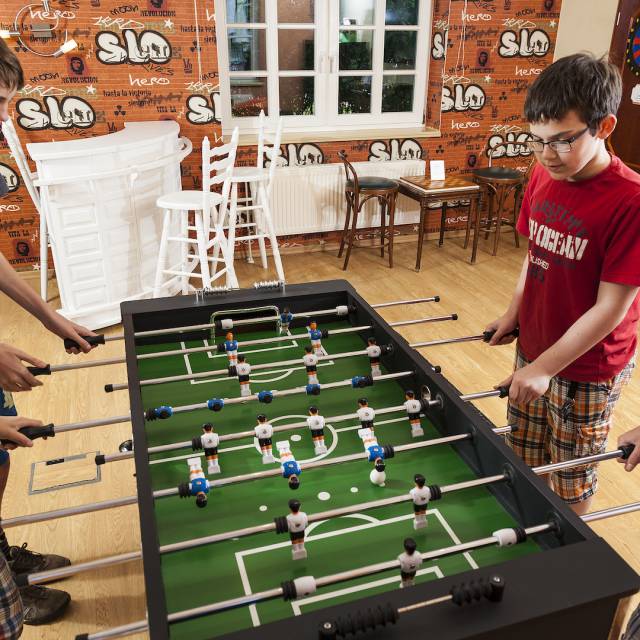 Kinder am Tischkicker im Teensclub