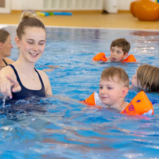 Kinder lernen schwimmen