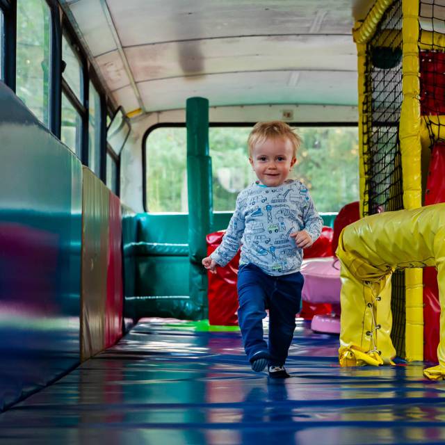 Kind spielt im Indoor-Spielbus