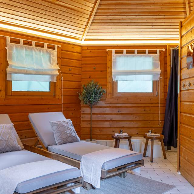 Wellnessbereich des Familienhotels Rookhus mit Liegen und Sauna