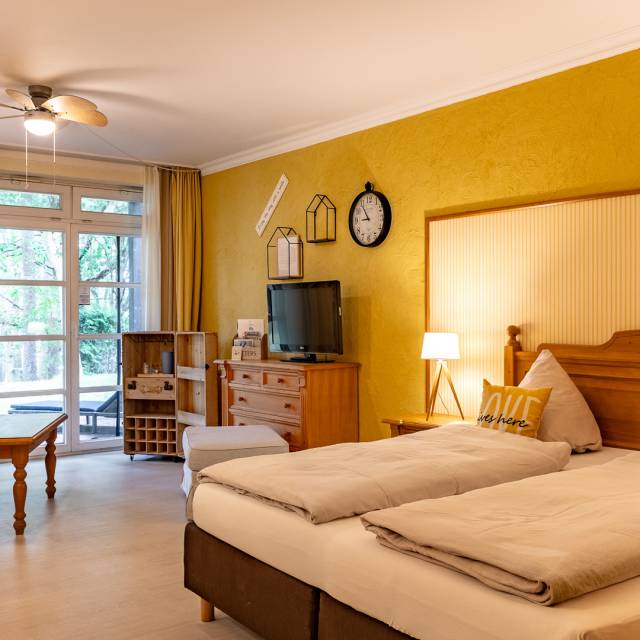 Helles, großes Schlafzimmer mit Doppelbett im Familotel Rookhus