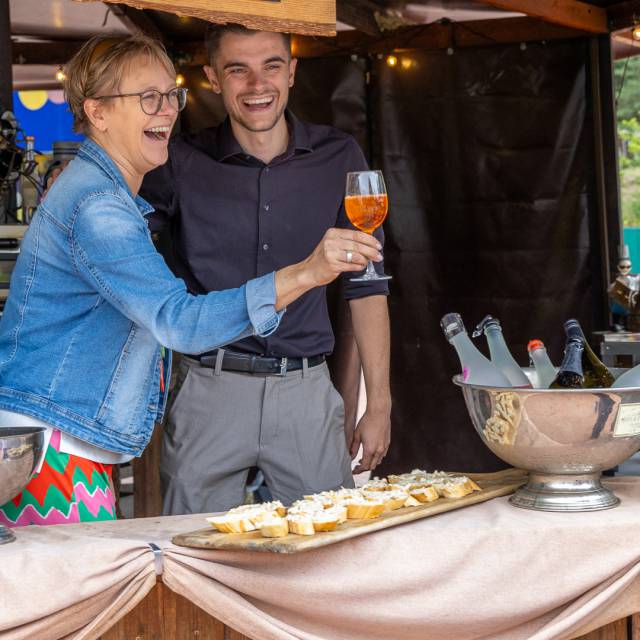 Gastgeber beim Ausschank von Wein im Rookhus