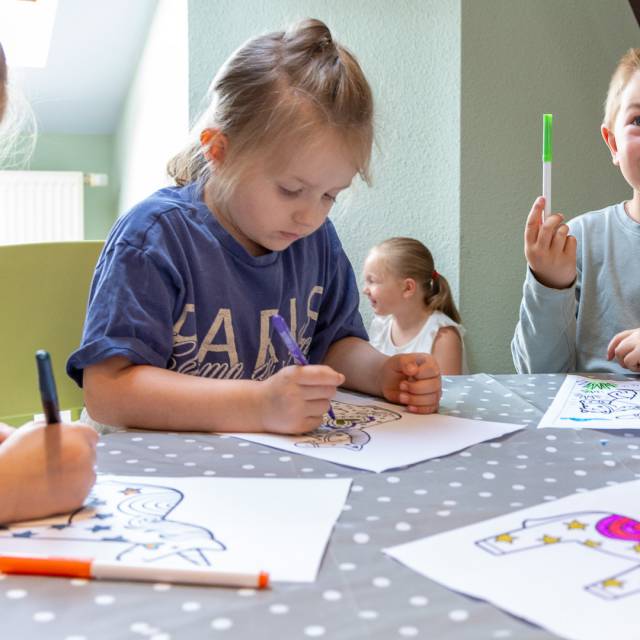 Kinder beim Basteln und Malen im Familienhotel Rookhus