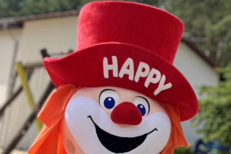 Nahaufnahme des Familotel Maskottchen Happy
