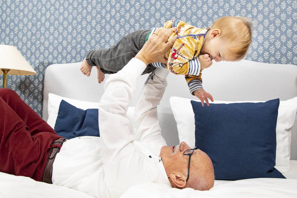Opa spielt mit Enkel