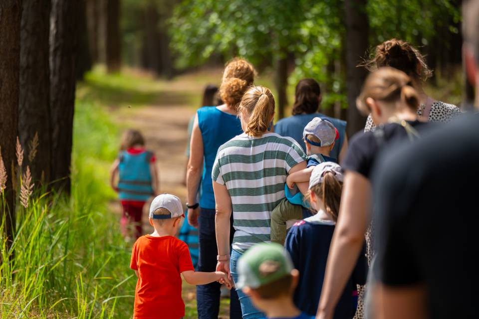 Familien machen einen Spaziergang durch den Müritz Nationalpark