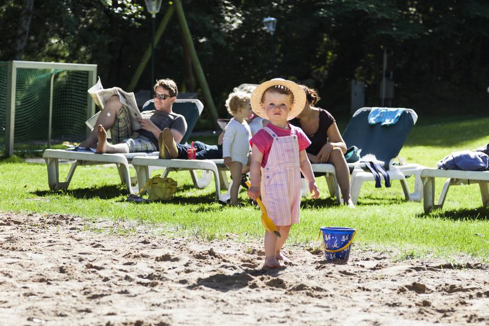 Spieltplatz mit Sand und Wiese