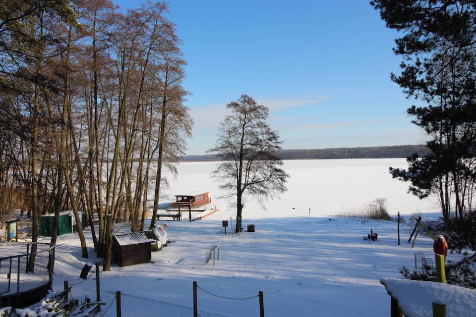 Vereister See im Winter