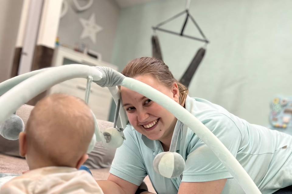 Baby in der Babybetreuung im Borchard's Rookhus