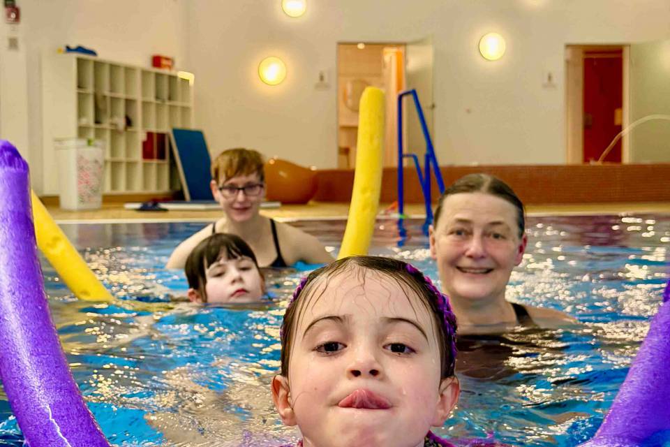 Mädchen beim Schwimmkurs im Rookhus mit Schwimmhilfe.