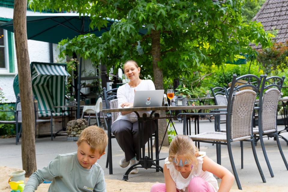 Kinder beim Spielen im Sand im Familienhotel Rookhus draußen