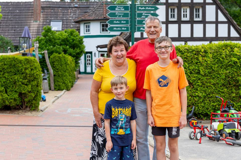 Großeltern mit Kindern beim gemeinsamen Mehrgenerationenurlaub im Rookhus