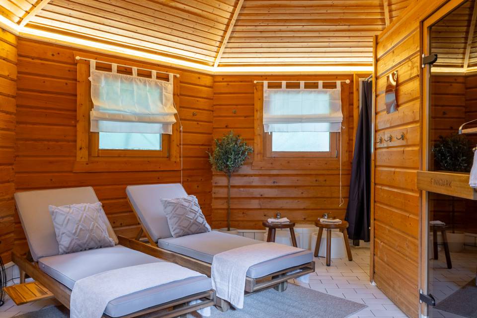 Wellnessbereich des Familienhotels Rookhus mit Liegen und Sauna