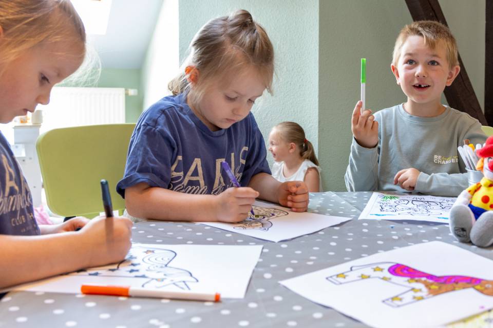 Kinder beim Basteln und Malen im Familienhotel Rookhus