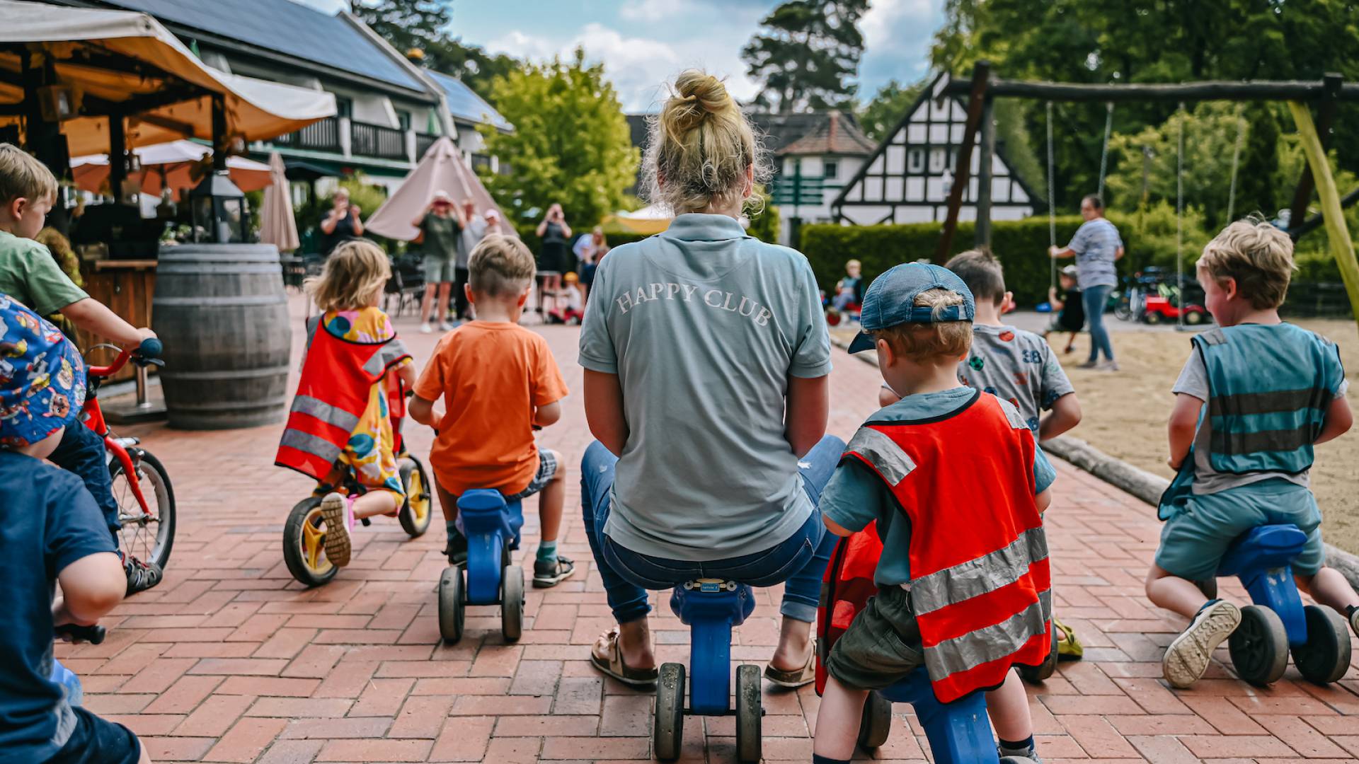 Der Happy Club macht ein Rennen mit Bobby Cars