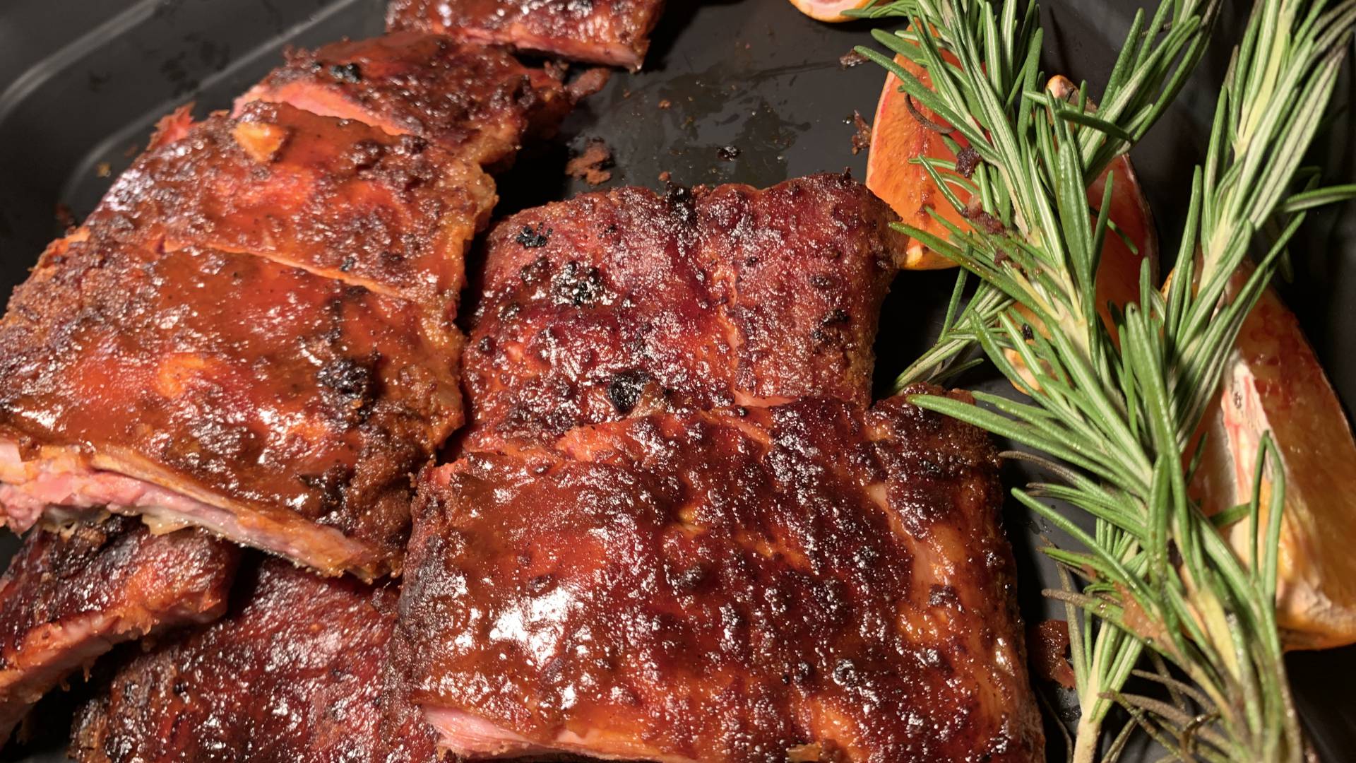 mariniertes Fleisch mit Rosmarin und Blutorange