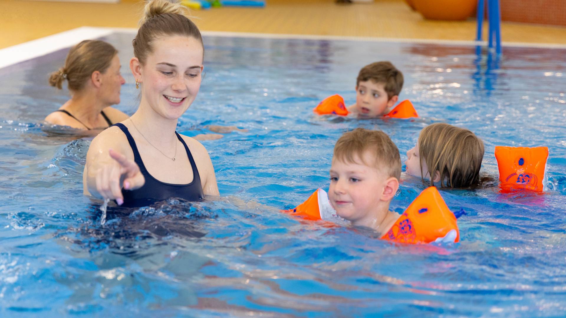 Kinder lernen schwimmen