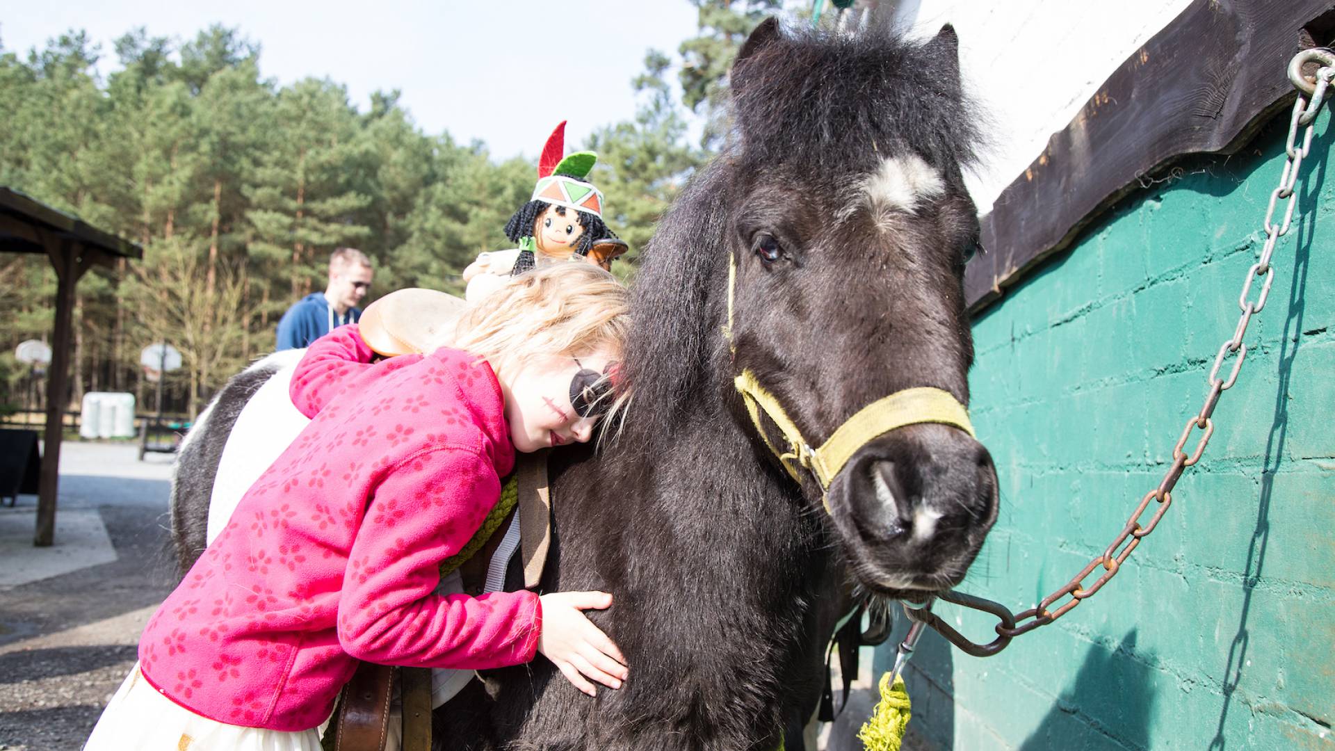 Kind kuschelt mit einem Pony
