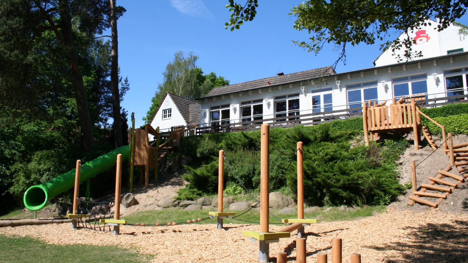 Spielplatz mit Rutsche vor dem Kinderhotel