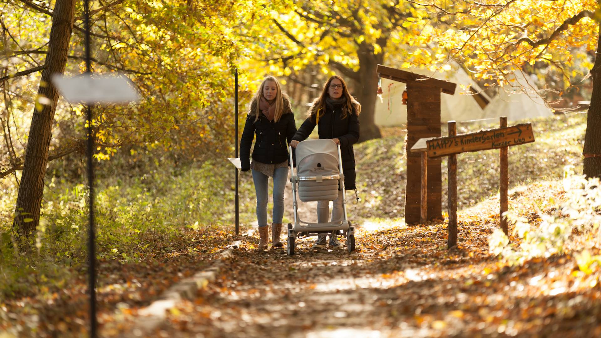 Frauen beim Spazieren mit Kinderwagen