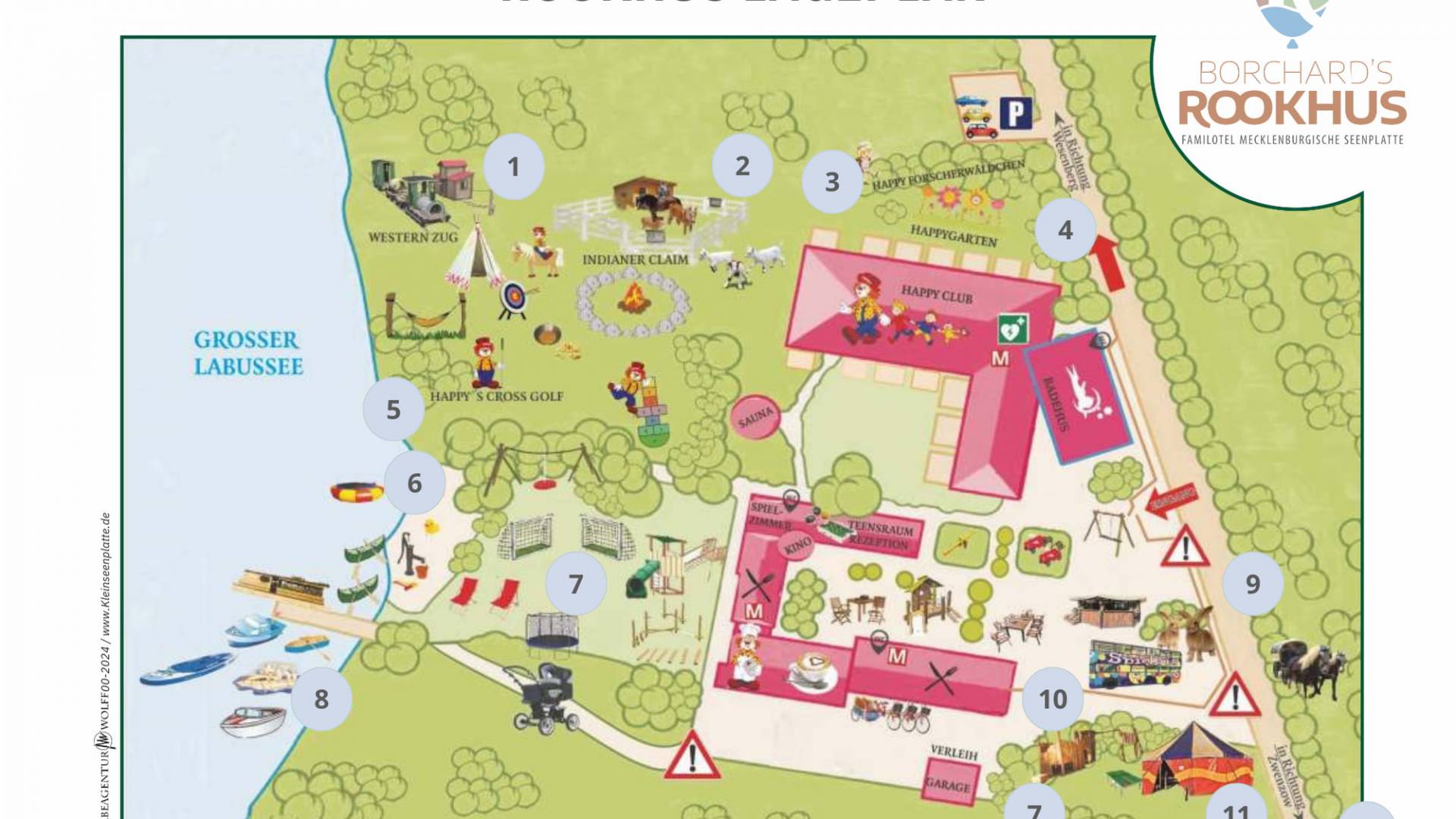 Der Lageplan zeigt die verschiedenen Erlebnisse und Einrichtungen des Familienhotels Borchard’s Rookhus direkt am Großen Labussee. Zahlreiche Freizeitangebote, Spielplätze und Abenteuerbereiche verteilen sich auf dem weitläufigen Gelände, um den Gästen ein unvergessliches Urlaubserlebnis zu bieten.
