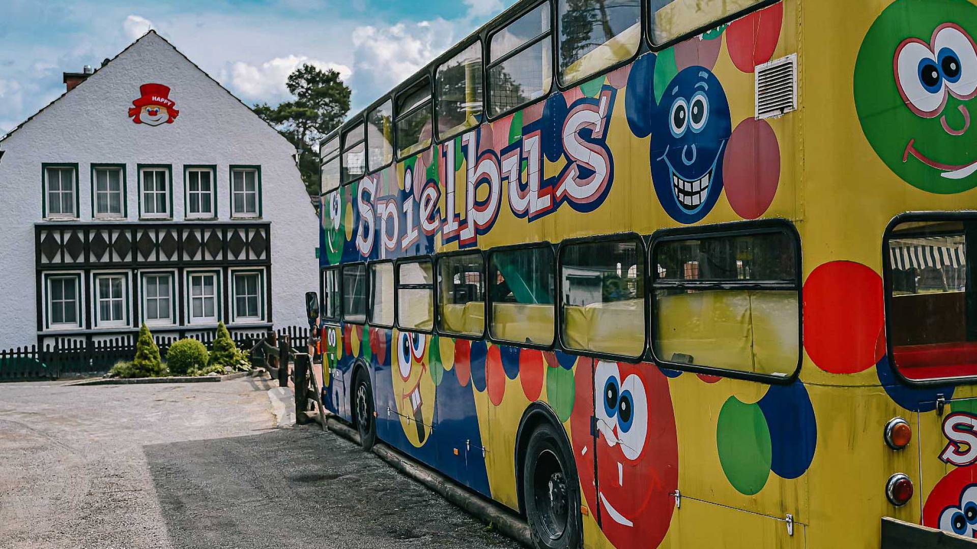 Bunter Spielbus vor dem Familienhotel Rookhus