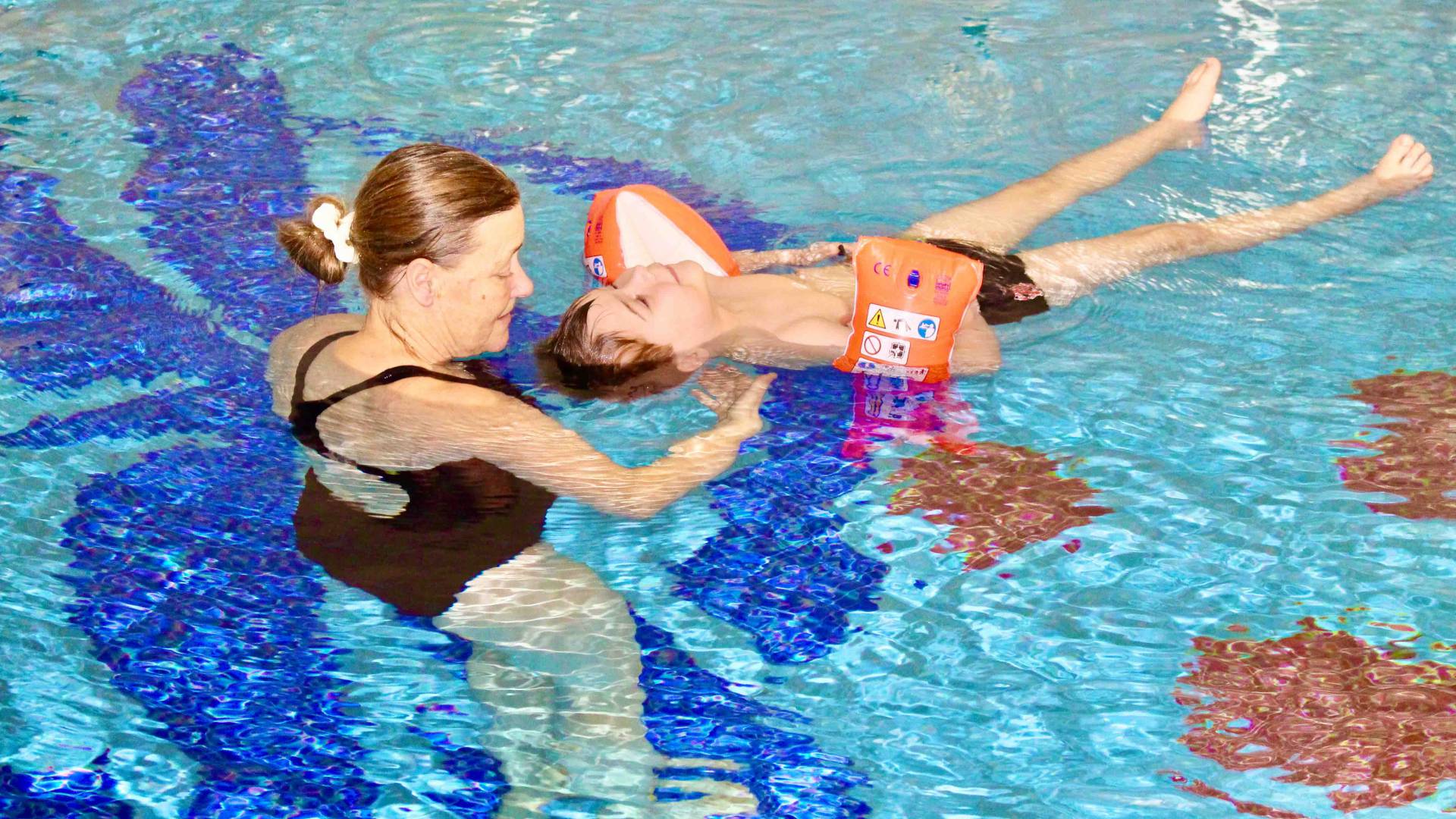 Schwimmlehrerin mit Kind beim Schwimmkurs im Rookhus.