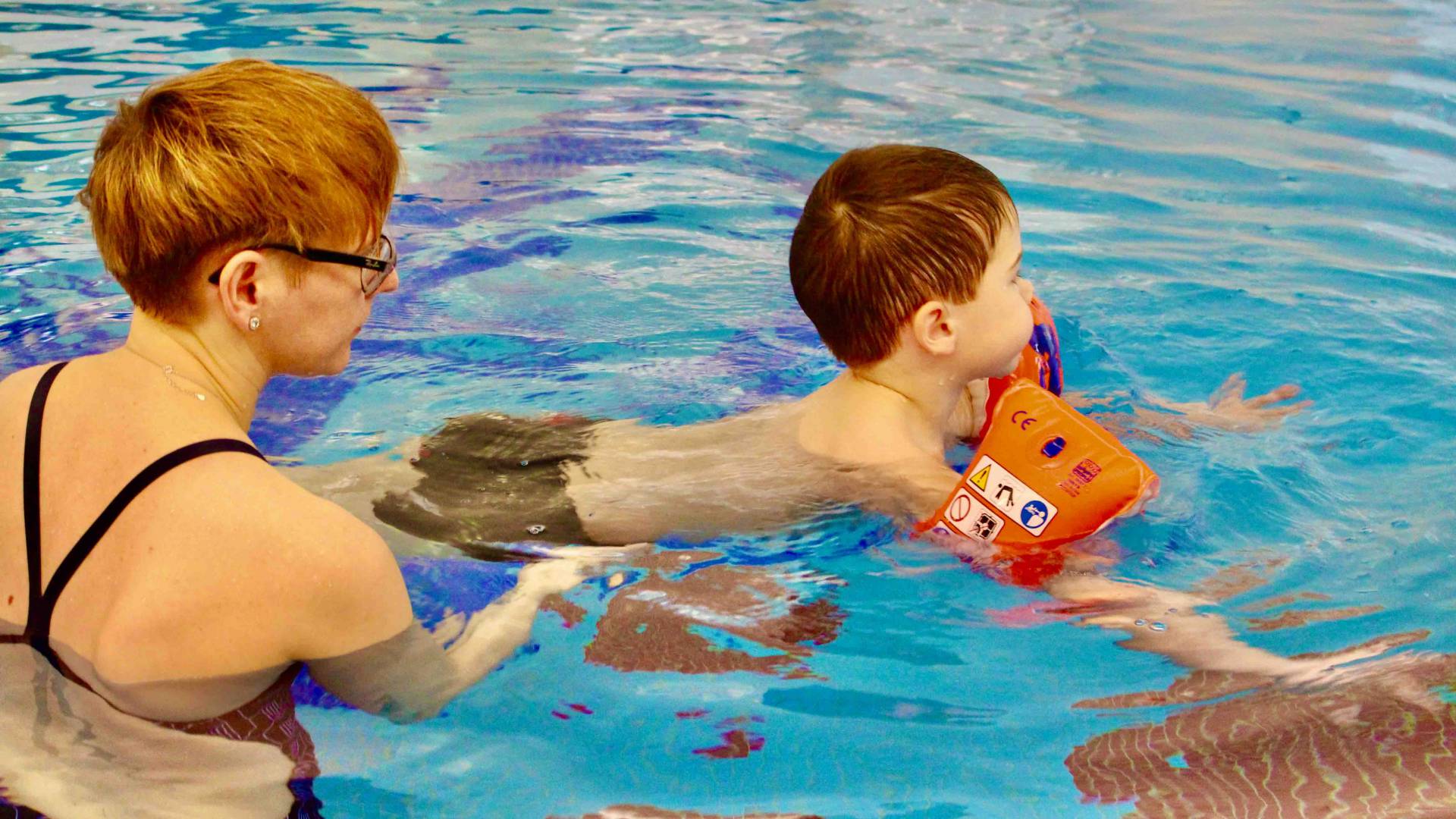Schwimmlehrerin bringt Kind das Schwimmen bei im Borchards Rookhus.