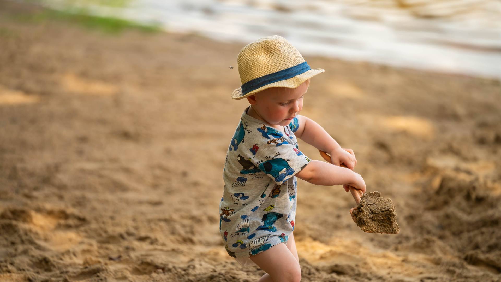 Kleinkind spielt am Sandstrand im Familienhotel Rookhus am See