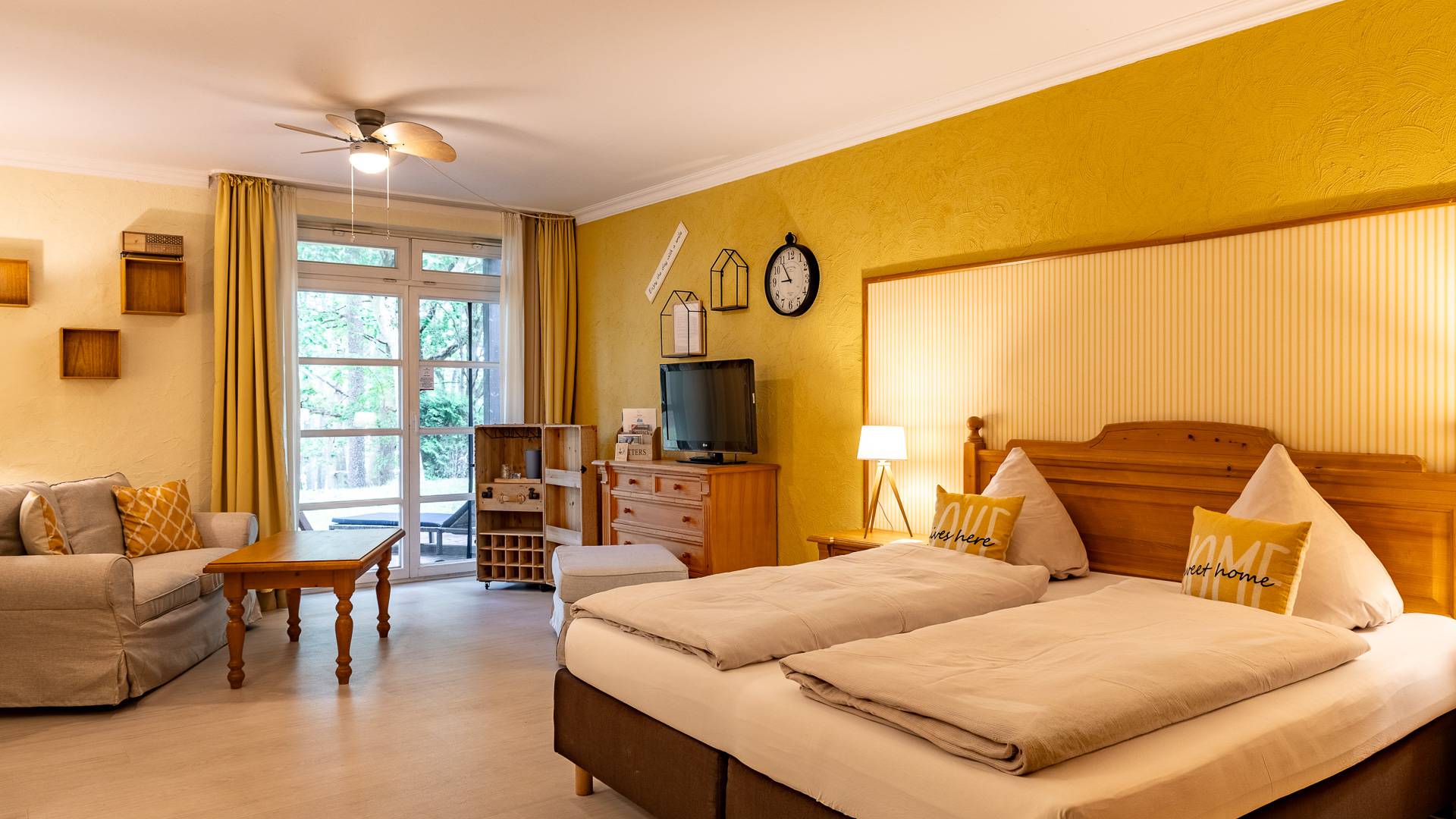 Helles, großes Schlafzimmer mit Doppelbett im Familotel Rookhus
