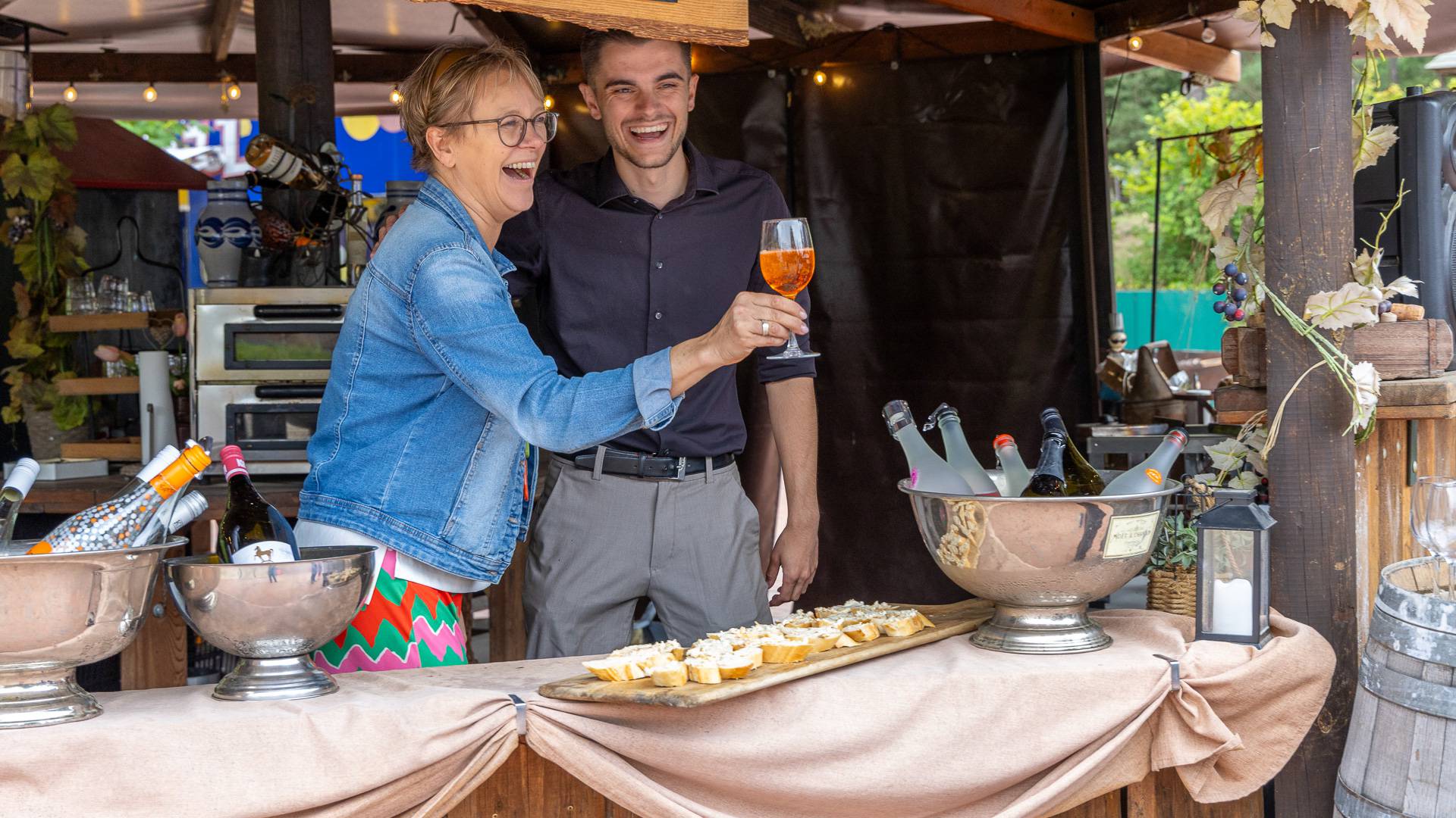 Gastgeber beim Ausschank von Wein im Rookhus