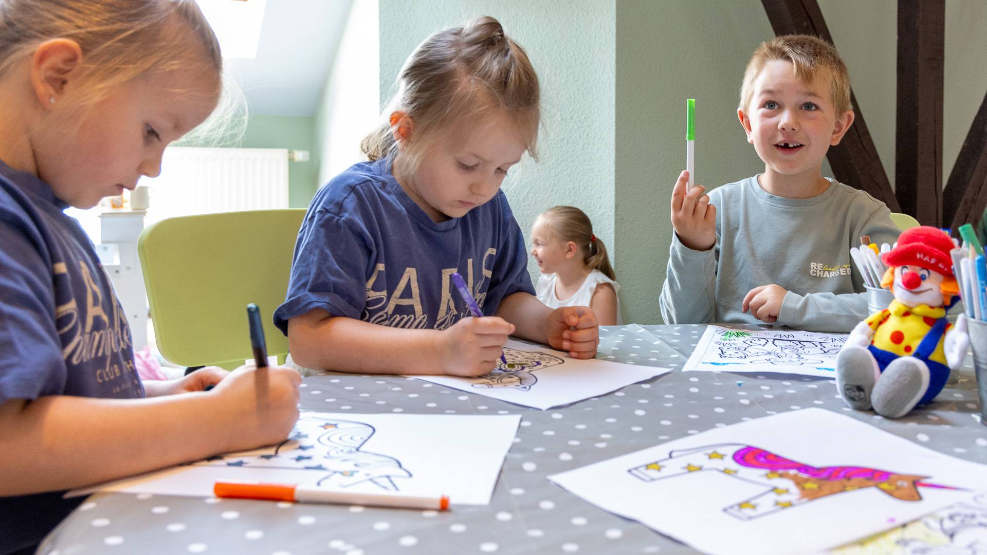Kinder beim Basteln und Malen im Familienhotel Rookhus