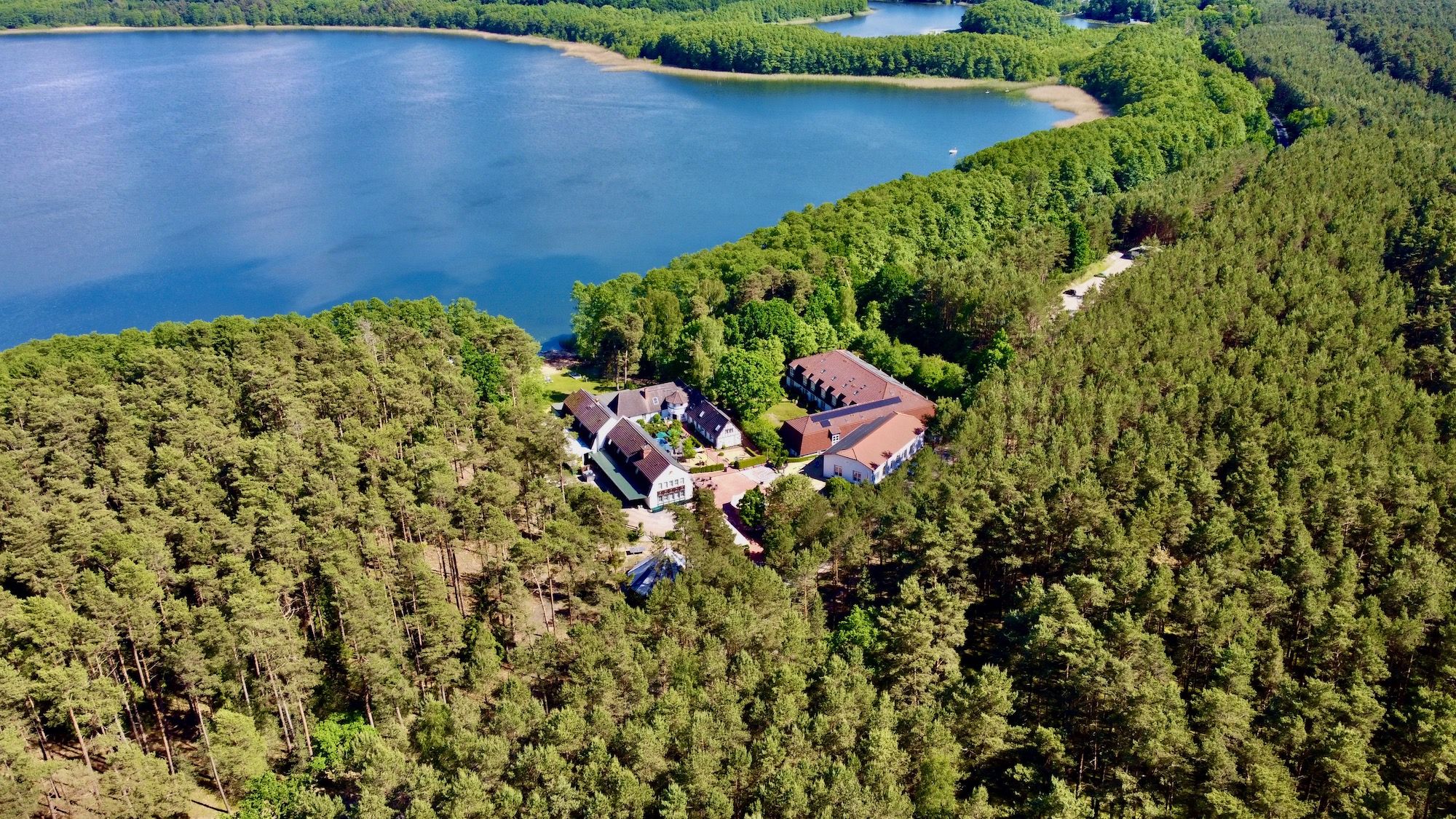 Familienhotel Borchard`s Rookhus an der Mecklenburgischen Seenplatte: Luftbild vom Familienhotel im Nationalpark am Labussee