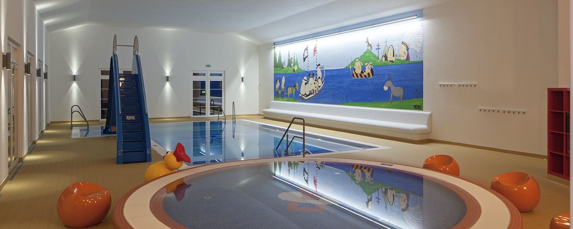 Familienhotel Borchard`s Rookhus an der Mecklenburgischen Seenplatte: Indoor-Pool mit Babybecken und Rutsche